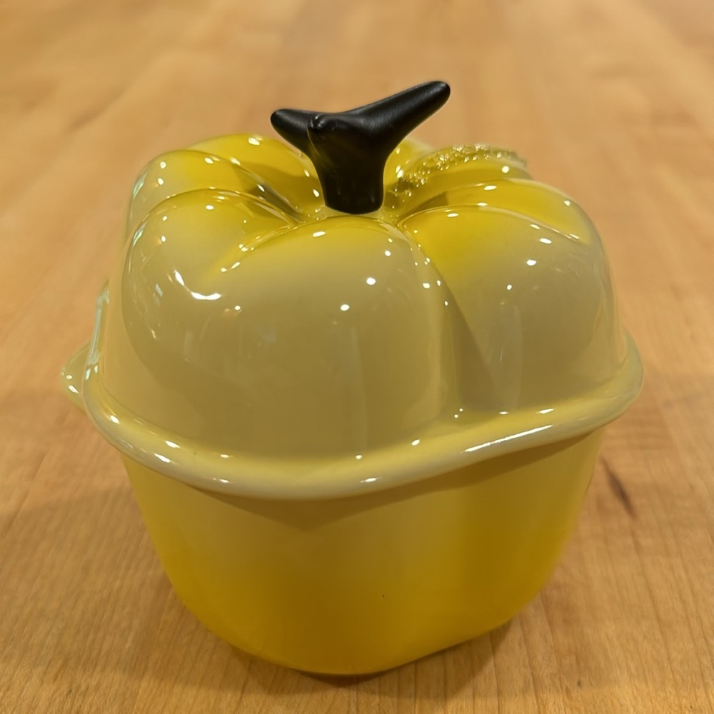 NWT Le Creuset Yellow Bell Pepper  Stoneware Casserole, 12 oz. Adorable!